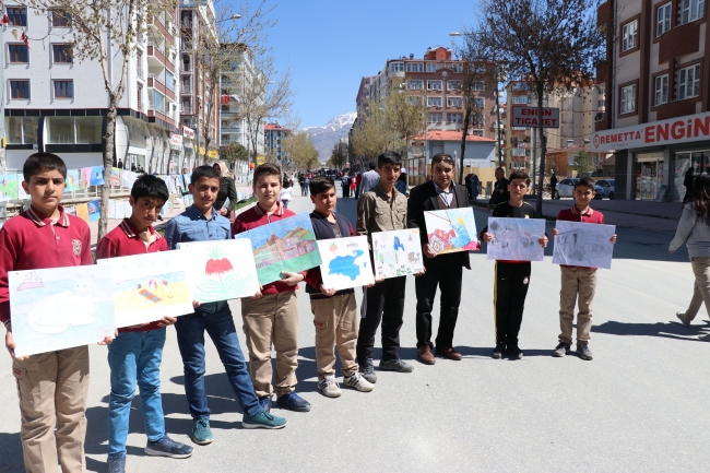 Van'ın kurtuluş yıl dönümünde 11 bin çocuk, 11 bin resimle rekorlar kitabına girdi